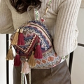 Böhmischer Web-Rucksack mit Ethno-Jacquard-Muster und langen bunten Quasten verziert - Rot