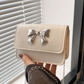 Beige lakleren mini-kettingtas met zilveren metalen strik en een geplooide textuur - Wit