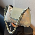 Hellgrüne Baguette-Tasche mit Landschaftsstickerei und Blumen-Metallkettenriemen - Grün
