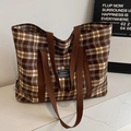 Große Shopper-Tasche mit braunem Karomuster und braunen Schultergurten - Kaffeebraun