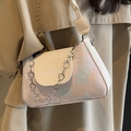 Beigefarbene und rosa Baguette-Tasche mit Blumenstickerei und Silberkette - Cremeweiß mit Hellrosa