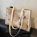 Französische Tragetasche mit beigem Blumenmuster und Quastendetail auf einem Buch - Beige Mit Chinesischem Quastenanhänger