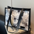 Sac fourre-tout français à imprimé floral à l'encre, anses en cuir noir et pompon beige - Noir Avec Pendentif à Frange Style Chinois