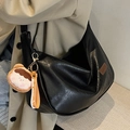 Grande borsa a tracolla nera lucida con etichetta in pelle vintage e ciondolo in peluche - Nero Con Pendente Pesca Cachi