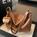 Borsa hobo retrò marrone scuro in morbida ecopelle con etichetta e ciondolo peluche - Marrone Con Pendente Pesca Cachi