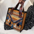 Ethno-Stofftasche mit geometrischem Stickmuster und bunten Quasten für Damen - Orange