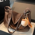 Borsa a tracolla retrò in pelle marrone scuro con spallina larga e ciondolo a orsetto - Caffè Con Pendente Pesca Cachi