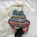 Borsa a secchiello boho azzurra con ricami geometrici e dettagli di nappe - Blu