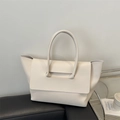 Grote crèmewitte tote bag van kunstleer met unieke flap en ronde handgrepen - Wit