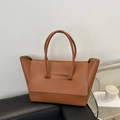 Minimalistische karamelbruine leren tote bag met klepontwerp en dubbele bandjes - Bruin