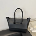 Minimalistische grote zwarte leren shopper met matte afwerking en stijlvolle handvaten - Zwart