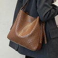 Braune geflochtene Schultertasche aus glänzendem Kunstleder im minimalistischen Stil - Braun