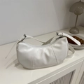 Elegante borsa a tracolla a mezzaluna bianca in ecopelle opaca con tracolla regolabile - Bianco