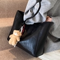 Grande borsa tote in pelle PU nera con morbida texture vintage e ciondolo a forma di orso - Nero Con Ciondolo A Forma Di Orsetto