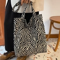 Grande borsa tote in tela zebrata con doppi spallacci per il pendolarismo quotidiano - Stampa Zebra Nera