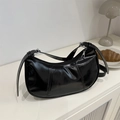 Borsa a spalla a mezzaluna nera minimalista con trama plissettata lucida e metallo - Nero