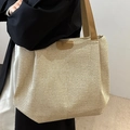 Beige gewebte Tragetasche mit braunem Leder-Logo-Patch und passenden Trageriemen - Khaki