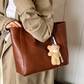 Grande borsa tote marrone scuro con ciondolo a orsetto e foulard su trench - Marrone Con Ciondolo Orso