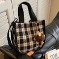 Borsa tote retrò a scacchi neri e bianchi con un ciondolo a forma di scimmia di peluche - Con Ciondolo / Nero