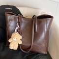 Borsa tote marrone capiente in pelle lucida con un simpatico ciondolo a orsetto - Caffè Con Ciondolo Orso