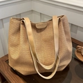 Große khakifarbene Stroh-Shopper-Tasche mit braunen Ledergriffen für den Sommer - Braun