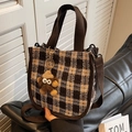 Borsa a mano in tela a scacchi marrone e bianca con un simpatico ciondolo a mostriciattolo - Con Ciondolo / caffè