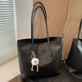 Borsa tote nera con motivi a rilievo e un simpatico ciondolo a forma di peluche - Nero + Ciondolo Elfo Bianco
