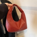 Rote gewebte Hobo-Handtasche im Intrecciato-Stil für Damen mit nahtlosem Schultergurt - Rot