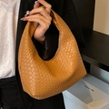 Caramel gewebte Hobo-Tasche für Damen mit Lederstruktur und minimalistischem Design - Braun