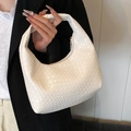 Schicke cremeweiße Hobo-Tasche mit dichter Lederflechtung und goldenem Reißverschlussakzent - Weiß