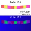 2m Pink-Gelb-Orange fluoreszierender Fransenvorhang mit glühendem UV-Reaktions-Effekt - Fluoreszierendes dreifarbiges Spleißbanner