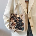 Borsa porta pranzo in lino con vivace ricamo floreale e bottone in legno rustico - Nero