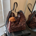 Schicke Tragetasche mit Leopardenmuster und Teddy-Anhänger vor Spiegelreflexion - Shoulder Bag / Leopard Schwarz (Mit Anhänger)