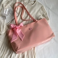 Rosa Shopper-Tasche mit großer Kapazität, Schleife und rundem Buchstaben-Emblem - Rosa Mit Schal