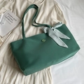 Dunkelgrüne Große Tragetasche mit karierter Schleife und Metallverschluss mit Buchstabe E - Grün Mit Schal