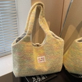 Pluizige gebreide draagtas met pastel macaron kleuren en geweven textuur - Geel