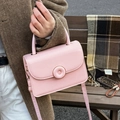 Elegante borsa a mano rosa chiaro da donna con patta, fibbia tonda e tracolla sottile - Rosa