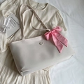 Beige große Tragetasche mit rosa Karo-Schleife und rundem 'E'-Logo am Schultergurt - Beige Mit Schal