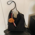 Minimalistische schwarze Wildleder-Einkaufstasche mit Hundeanhänger und Goldringen - Shoulder Bag / Schwarz (mit Anhänger)