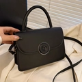 Borsa a tracolla minimalista in ecopelle nera opaca con chiusura ad anello e manico superiore - Nero