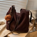 Dunkelbraune Wildleder-Tragetasche mit süßem Teddy-Hundeanhänger und breitem Riemen - Shoulder Bag / Kaffeebraun (mit Anhänger)