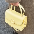Borsa a tracolla giallo pallido in pelle opaca con fibbia circolare e manico superiore - Giallo