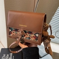 Bolso bandolera retro marrón de PU con patrones tejidos, lazo y un lindo dije de conejo - Verde Con Colgante de Conejo