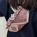 Marsupio bohémien intrecciato con motivi geometrici etnici colorati e chiusura a zip - Rosso