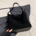Schicke schwarze Beuteltasche mit Mix aus Wolle und Leder sowie goldfarbenen Details - Shoulder Bag / Schwarz