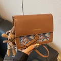 Bolso bandolera de cuero sintético marrón con solapa tejida y colgante de conejo - Azul Con Colgante de Conejo
