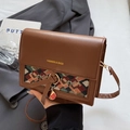 Bolso bandolera vintage marrón con diseño de tejido colorido y detalle de lazo - Verde Sin Colgante