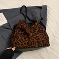 Sac fourre-tout léopard en fausse fourrure avec base en cuir noir et bandoulière sur blazer - Sac à main / Imprimé Léopard Noir