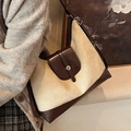 Grote canvas en lederen draagtas gedragen door model in een warme woonomgeving - Khaki