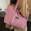 Borsa tote in tela a righe rosa con etichetta moda indossata in una scena lifestyle - Rosa
